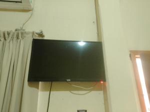 a flat screen tv hanging on a wall at Hotel Posada Real in Chiapa de Corzo