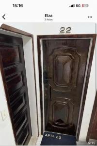 une photo d'une porte en bois dans une chambre dans l'établissement Aproveite Salvador, na melhor localização, à Salvador