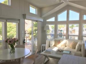 Posezení v ubytování Waterfront Tiny Home w/ Pool, Beach, Dock, Kayaks