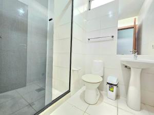 ein weißes Badezimmer mit Toilette und Dusche in der Unterkunft Departamento de dos dormitorios en el Corazón de Santa Cruz in Santa Cruz de la Sierra