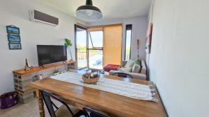 a living room with a table and a television at Casa Puente in Belén de Escobar +1 photo