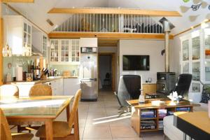 una cucina e un soggiorno con tavolo e sedie di Charming Cabin close to Akureyri a Svalbarðseyri