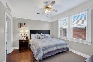 Ένα ή περισσότερα κρεβάτια σε δωμάτιο στο Center of NOLA Loft - walk to Ochsner