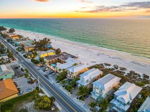 una vista aerea di una città e della spiaggia di Beach Side Paradise - Luxury Home on the Beach a Ilexhurst