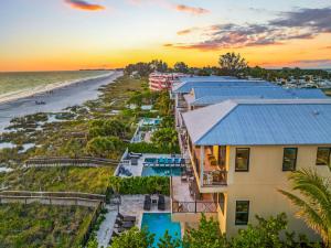 una vista aerea di un resort e della spiaggia al tramonto di Beach Side Paradise - Luxury Home on the Beach a Ilexhurst