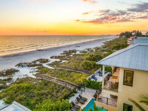 una vista aerea di una spiaggia al tramonto di Beach Side Paradise - Luxury Home on the Beach a Ilexhurst Altre 68 foto