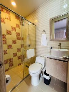 a bathroom with a toilet and a sink and a shower at Jardinhabs - JARDÍN in Filandia