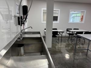 モントリオールにあるLa maison internationale de Montréalの部屋にシンクとテーブルがあるキッチン +10枚の写真