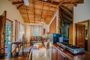Dapur atau dapur kecil di Seaside Inn Roatan