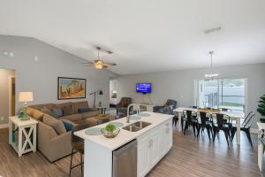 Телевизор и/или развлекательный центр в 4BR Heated Pool Home Close to Disney and Lakes