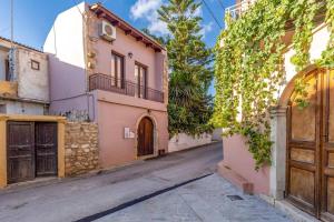 a street in an old town with a building at Villa Thimari by Villa Plus in Melidhónion