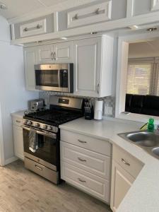 Kuchyň nebo kuchyňský kout v ubytování Waterfront Tiny House w Pool, Beach, and Boat Dock