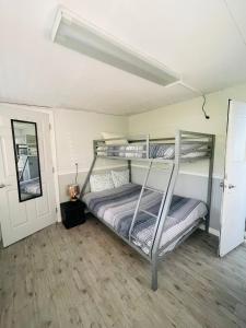 Postel nebo postele na pokoji v ubytování Waterfront Tiny House w Pool, Beach, and Boat Dock