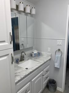 Koupelna v ubytování Waterfront Tiny House w Pool, Beach, and Boat Dock