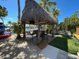 Zahrada ubytování Waterfront Tiny House w Pool, Beach, and Boat Dock