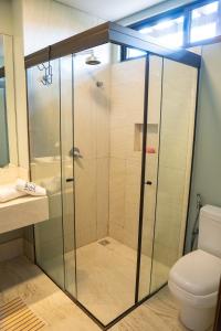 een glazen douche in een badkamer met toilet bij AP Villas Bobz Barra Grande-PI in Barra Grande
