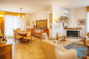 a living room with a table and a fireplace at Casa Mia -Per Sentirti a Casa Tua - Giardino, Parcheggio e Jacuzzi in Perugia