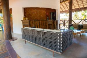 een woonkamer met een bank in het midden van een kamer bij AP Villas Bobz Barra Grande-PI in Barra Grande