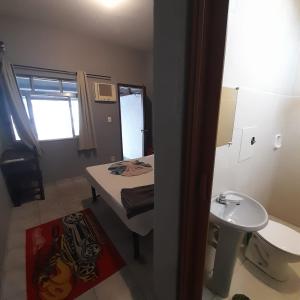 uma casa de banho com uma cama, um lavatório e um WC. em Pousada Rout Bikers Penedo em Penedo mais 27 fotografias