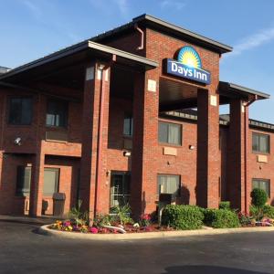 un edificio con un cartello che legge "Days Inn" di Days Inn By Wyndham Phenix City Near Fort Moore a Phenix City