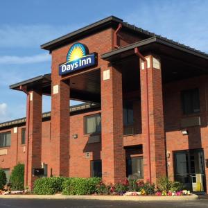 un edificio con un cartello diurno di fronte ad esso di Days Inn By Wyndham Phenix City Near Fort Moore a Phenix City