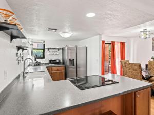 eine Küche mit Arbeitsplatte und Kühlschrank in der Unterkunft Luxurious gated Condo in Sabino cyn, resort style living in Tucson