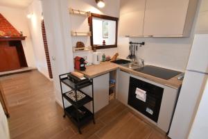 Η κουζίνα ή μικρή κουζίνα στο COMO LAKE Prestigious and historic apartment