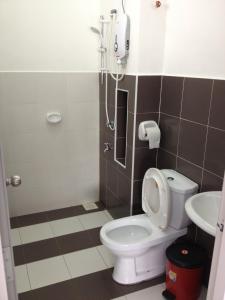 Kylpyhuone majoituspaikassa Comfort Holiday Home @ Bukit Indah