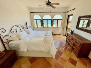 Ένα ή περισσότερα κρεβάτια σε δωμάτιο στο Oceanview Penthouse Casa Del Mar