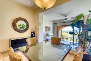 Μια τηλεόραση ή/και κέντρο ψυχαγωγίας στο Relaxing Beachfront Condo