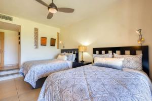 Ένα ή περισσότερα κρεβάτια σε δωμάτιο στο Relaxing Beachfront Condo +11 φωτογραφίες