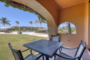 Πισίνα στο ή κοντά στο Serene Oceanfront Paradise Condo