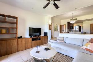 Μια τηλεόραση ή/και κέντρο ψυχαγωγίας στο Serene Oceanfront Paradise Condo