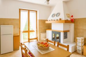 a kitchen with a table with a bowl of fruit on it at Casa Mia -Per Sentirti a Casa Tua - Giardino, Parcheggio e Jacuzzi in Perugia