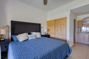 Ένα ή περισσότερα κρεβάτια σε δωμάτιο στο Serene Oceanfront Paradise Condo +12 φωτογραφίες