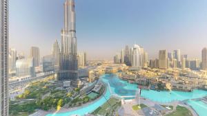 une vue aérienne d'une ville avec de grands immeubles dans l'établissement Vacationer l Fountain, Burj Khalifa View l 2 Bedroom l Downtown Dubai, à Dubaï