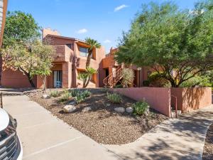 ein Haus mit einem Garten davor in der Unterkunft Luxurious gated Condo in Sabino cyn, resort style living in Tucson