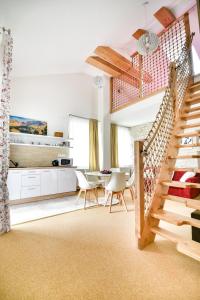 タトランスカ・ロムニツァにあるMezonet Jelenaのリビングルーム(階段付)、キッチン
