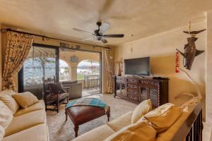 Μια τηλεόραση ή/και κέντρο ψυχαγωγίας στο Beachfront Hacienda Style Condo