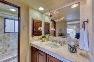 Ένα μπάνιο στο Beachfront Hacienda Style Condo +8 φωτογραφίες