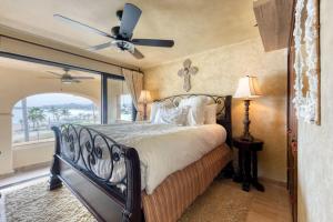 Ένα ή περισσότερα κρεβάτια σε δωμάτιο στο Beachfront Hacienda Style Condo