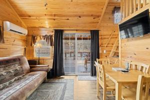 Una televisión o centro de entretenimiento en Tiny Bearadise - Riverfront Cabin, Deck, Fire Pit & Near the Smoky Mountains!