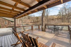 Un balcón o terraza en Tiny Bearadise - Riverfront Cabin, Deck, Fire Pit & Near the Smoky Mountains!