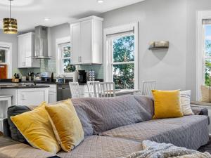 - un canapé gris avec des oreillers jaunes dans la cuisine dans l'établissement Luxury 3BR 2BA Boston Penthouse, à Boston