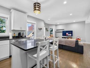 une cuisine et un salon avec une table et des chaises dans l'établissement Luxury 3BR 2BA Boston Penthouse, à Boston 40 autres photos