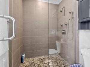 une salle de bain avec une douche en verre et des toilettes dans l'établissement Luxury 3BR 2BA Boston Penthouse, à Boston