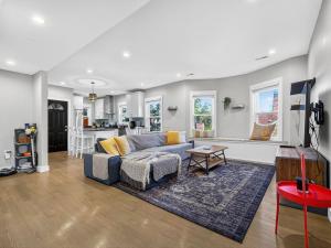 un salon avec un canapé et une cuisine dans l'établissement Luxury 3BR 2BA Boston Penthouse, à Boston