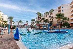 - une piscine dans un complexe avec des joueurs dans l'établissement NEW Beachfront Bliss- Sleeps 8, 2 Pools, Lazy River, à Fort Walton Beach