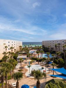 vue d'un complexe hôtelier avec piscine et océan dans l'établissement NEW Beachfront Bliss- Sleeps 8, 2 Pools, Lazy River, à Fort Walton Beach