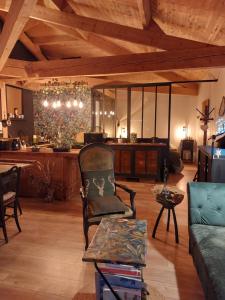 a living room with a couch and a table at Gîte des Graves de Lilou in Martillac